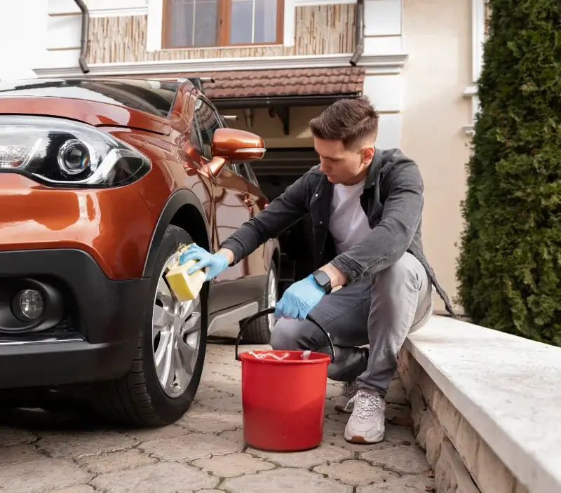 Lavage auto à domicile Saint-Maurice-de-Lignon : professionnel intervenant sur un véhicule